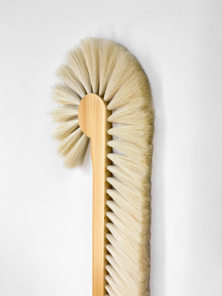 Schrankbesen 140 cm lackiert / Ziegenhaar weiß